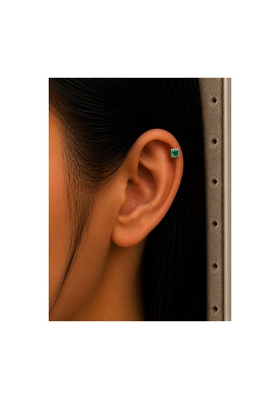 316l Çelik Zümrüt Yeşili Kare Taşlı Halo Detaylı Premium Gümüş Renk Tragus Ve Helix Piercing Altın