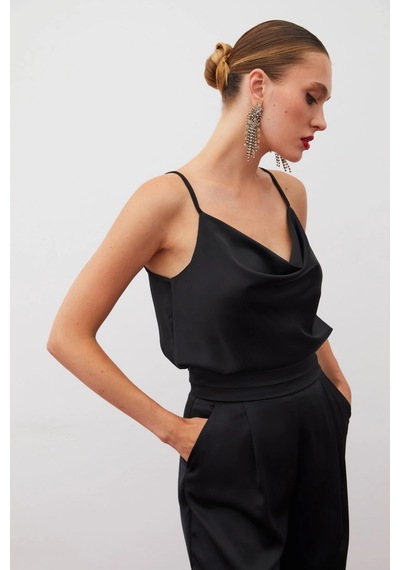 Sateen Askılı Degaje Yaka Bluz Siyah BEYAZ