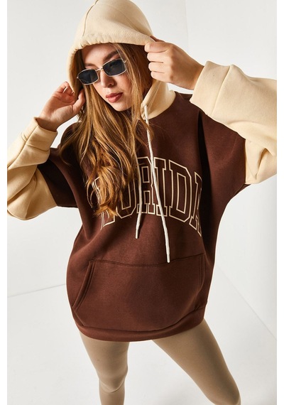Armonika Kadın Kahve Şardonlu Önü Yazılı İki Renk Kapüşonlu Oversize Sweatshirt Arm-22y024083 Armonika Kadın Kahve Şardonlu Önü Yazılı İki Renk Kapüşonlu Oversize Sweatshirt Arm-22y024083