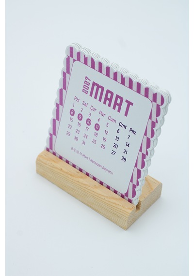 Ahşap Standlı Dalgalı Kesim Pembe Dama Tasarımlı 2027 Masaüstü Takvimi 8,5x9,5 Cm - Estetik Yeni Yıl Hediyesi Çok Renkli