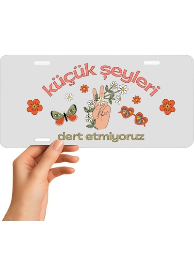 Küçük Şeyleri Dert Etmiyoruz Yazılı Retro Dekoratif Plaka Renkli Barış Temalı Aksesuar