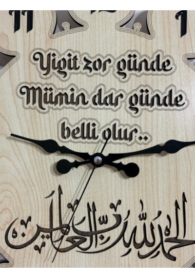 Ahşap Desen Duvar Saati - Yiğit Zor Günde Mümin Dar Günde Belli Olur - Epoksi Reçine Kaplamalı - 40 Cm Ahşap
