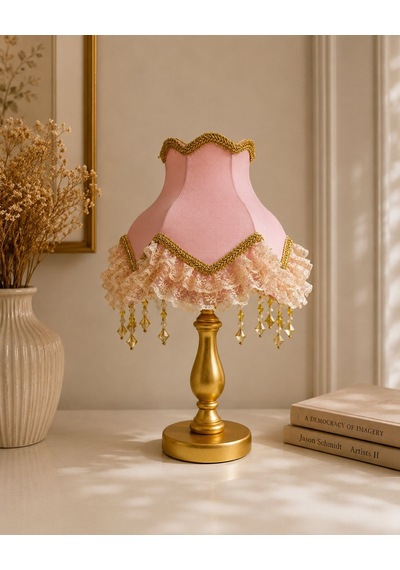 Pudra Pembe Gold Süslemeli Başlık Ahşap Gold Ayaklı Klasik Kadife Abajur 45x28cm