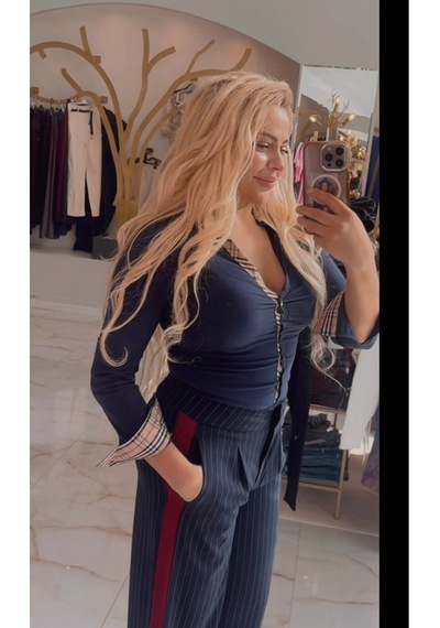 Kadın Lacivert Detaylı Fit Kesim Casual Gömlek Çizgili Kol Ucu Ve Dekolte Vurgulu Lacivert Kadın Lacivert Detaylı Fit Kesim Casual Gömlek Çizgili Kol Ucu Ve Dekolte Vurgulu Lacivert