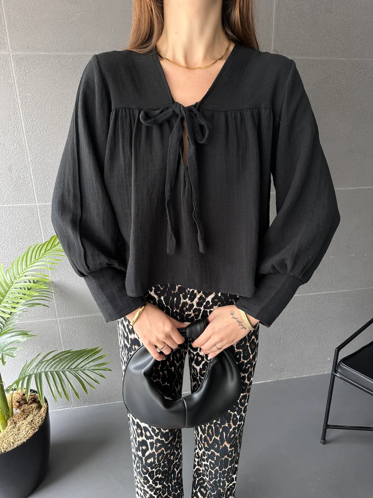 Lirya Prive Yakası Bağlamalı Basic Müslin Bluz Siyah - Siyah Lirya Prive Yakası Bağlamalı Basic Müslin Bluz Siyah - Siyah