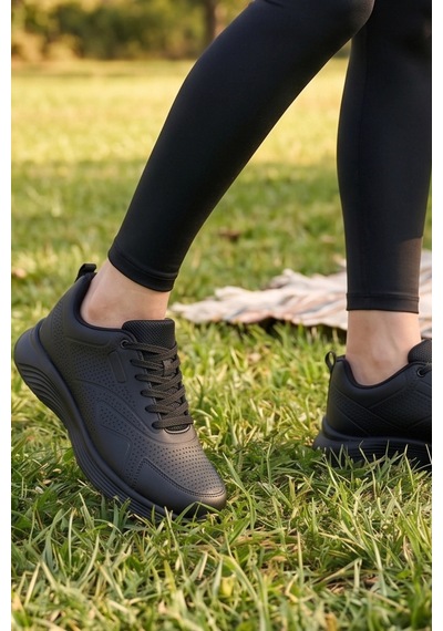 In Step Urban Pure Black Comfort: Minimalist Kömür Kadın Spor Ayakkabı Siyah