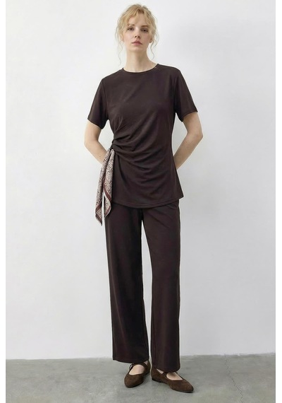 Shade Kadın Fularlı Bağlama Detaylı T-shirt Yüksek Bel Pantolon Alt-üst Takım 7630 60286041 - Kahverengi Shade Kadın Fularlı Bağlama Detaylı T-shirt Yüksek Bel Pantolon Alt-üst Takım 7630 60286041 - Kahverengi