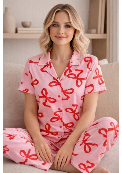 Free Beka Kadın Önden Düğmeli Devrik Yaka Kısa Kol Uzun Pantolon Desenli Pijama Takımı Pembe Free Beka Kadın Önden Düğmeli Devrik Yaka Kısa Kol Uzun Pantolon Desenli Pijama Takımı Pembe