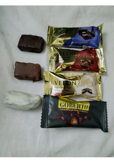 500 Gr Velon Sütlü Beyaz Bitter Çikolata Kaplı Badem Parçacıklı Hurma 500 G