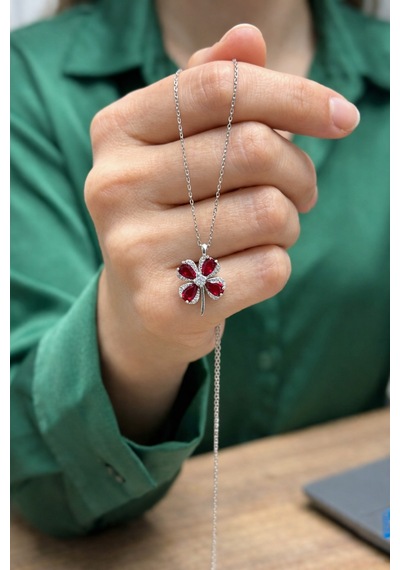 Çekirdekjewelry 925 Ayar Gümüş Kırmızı Taşlı Yonca Kolye Zirkon Taşlı Şık Kadın Kolye Gümüş
