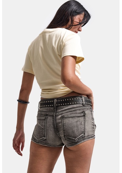 Kadın Koyu Füme Mini Kemer Dahil Özel Tasarım Denim Şort Siyah