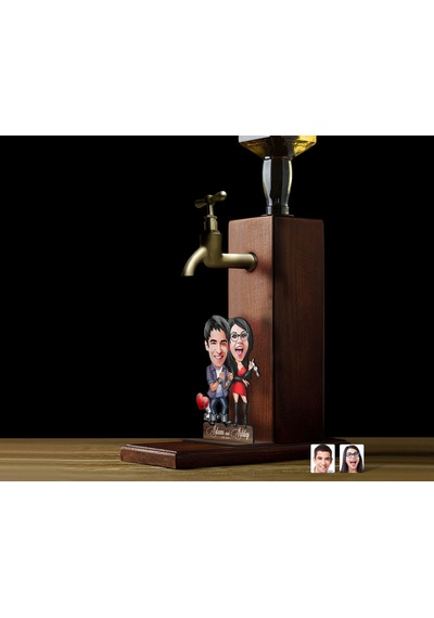 Bk Gift Kişiye Özel Sevgililer Karikatürlü Musluklu Ahşap Viski Standı-1, Viski Çeşmesi, Doğum Günü Hediyesi, İçecek Dispenseri