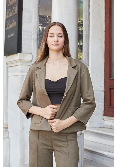 Kadın Yakalı Rahat Kesim Uzun Kol Hafif Likralı Süet Kumaş Düğmeli Cepli Blazer Ceket-haki Haki Kadın Yakalı Rahat Kesim Uzun Kol Hafif Likralı Süet Kumaş Düğmeli Cepli Blazer Ceket-haki Haki