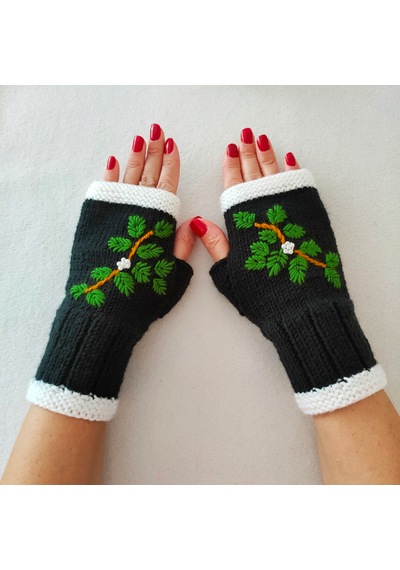 Newdaycraft El Örgüsü Motifli Parmaksız Eldiven / Bileklik - Holly Siyah Siyahımsı Yeşil Newdaycraft El Örgüsü Motifli Parmaksız Eldiven / Bileklik - Holly Siyah Siyahımsı Yeşil