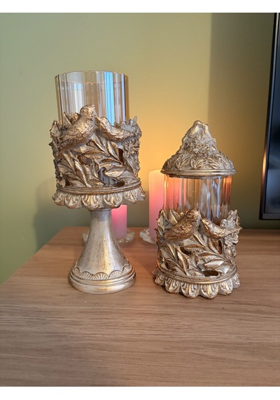 Kuşlu Ayaklı Ve Kapaklı Dekoratif Cam Mumluk & Şekerlik Seti Vizon Altın Eskitme 2'li Şamdan & Kavanoz 27x12 Cm & 23x12 Cm Çok Renkli