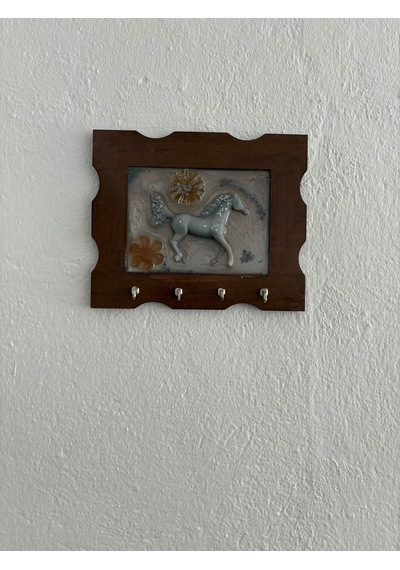 Pelince - Gümüş At Figürlü - Epoksi Ahşap Anahtar Askılığı Tek Ürün - Ebat : 24 X 29 Cm Ahşap