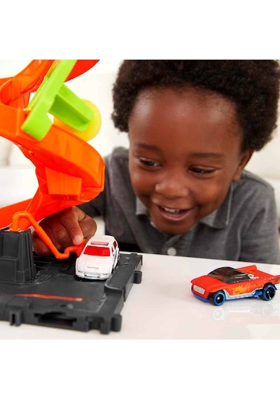 Hot Wheels Mega Araba Yıkama Kulesi: Döner Spiral Ve İki Su Tankıyla Gerçekçi Yıkama Deneyimi Hot Wheels