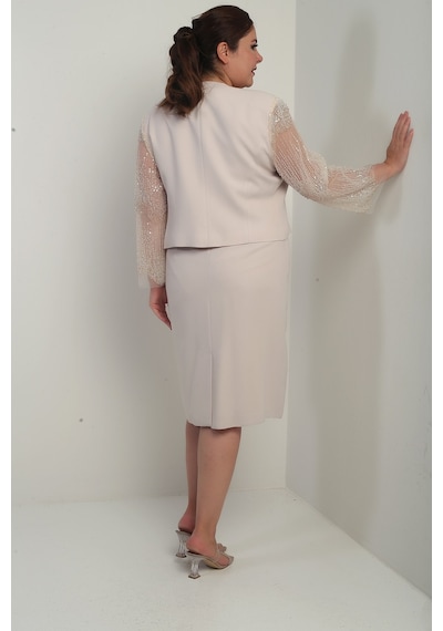 By Saygı Kadın Kruvaze Yaka Beli Drapeli Elbise Kolları Tül Ceket Astarlı Pul Detaylı Büyük Beden 2'li Takım Bej By Saygı Kadın Kruvaze Yaka Beli Drapeli Elbise Kolları Tül Ceket Astarlı Pul Detaylı Büyük Beden 2'li Takım Bej