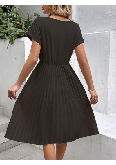 Yake Store Kadın Kısa Kollu Yakası Açık Belden Lastikli Pileli Kısa Ithal Krep Elbise - Siyah Yake Store Kadın Kısa Kollu Yakası Açık Belden Lastikli Pileli Kısa Ithal Krep Elbise - Siyah