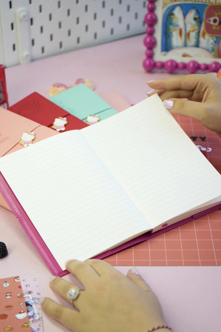 Hello Kitty Vegan Deri Günlük 13x18 Cm Çizgili Defter Lastikli Charm Süs Detaylı 2114
