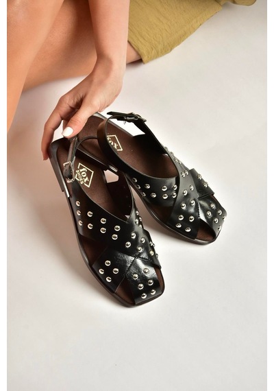 Fox Shoes Y458502760 Siyah Rustik Zımba Detaylı Kadın Sandalet Siyah