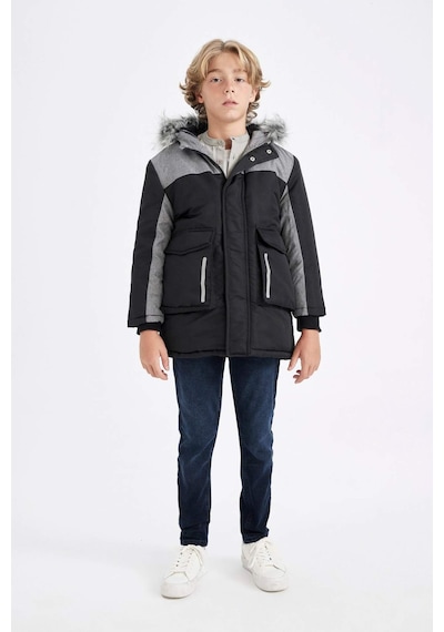 DeFacto Erkek Çocuk Çıkarılabilir Suni Kürk Yaka Kapüşonlu Pelüş Astar Parka C8990A824CWBK27