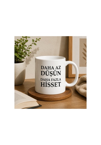 Motivasyon Serisi Daha Az Düşün, Daha Fazla Hisset Çift Taraflı Baskılı Seramik Kupa 300 Ml Premium Kahve Kupası Beyaz