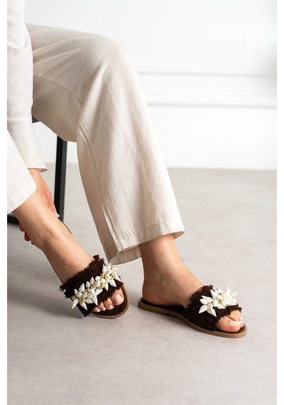 Dabab Shoes Shella Kadın Deniz Kabuğu Ve İnci Detaylı Acı Kahve Hasır Dokulu Düz Taban Açık Burun Terlik Kahverengi Dabab Shoes Shella Kadın Deniz Kabuğu Ve İnci Detaylı Acı Kahve Hasır Dokulu Düz Taban Açık Burun Terlik Kahverengi
