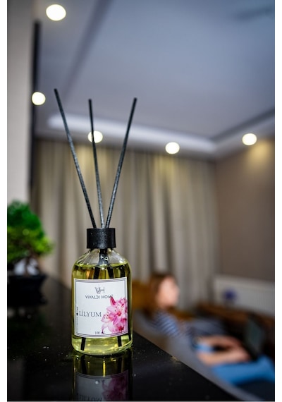 Vivaldi Home Lilyum Çiçeği Çubuklu Oda Kokusu Esansiyel Uçucu Yağ 100 ML