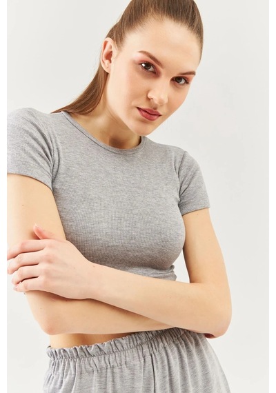 Butikgiz Kadın Kısa Kol Bisiklet Yaka Vücuda Oturan %100 Pamuklu Kaşkorse Esnek Crop Bluz Açık Gri