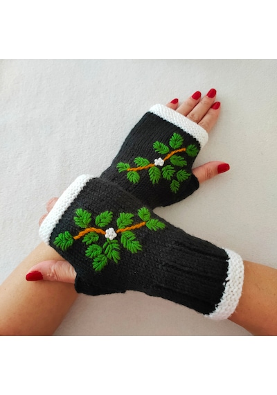 Newdaycraft El Örgüsü Motifli Parmaksız Eldiven / Bileklik - Holly Siyah Siyahımsı Yeşil Newdaycraft El Örgüsü Motifli Parmaksız Eldiven / Bileklik - Holly Siyah Siyahımsı Yeşil