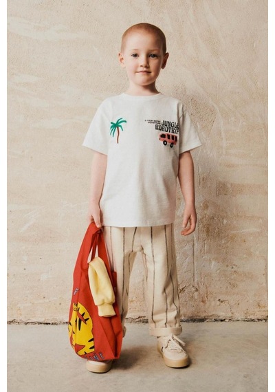 Lolliboomkids Orman Safari Baskılı Erkek Çocuk T-shirt Ve Çizgili Pantolon Takım - Rahat Ve Tarz Kombin Ekru Lolliboomkids Orman Safari Baskılı Erkek Çocuk T-shirt Ve Çizgili Pantolon Takım - Rahat Ve Tarz Kombin Ekru