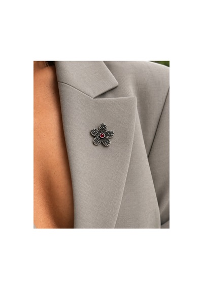 Essentials Collection Odette Siyah Taşlı Kırmızı Detaylı Silver Çiçek Figürlü Kadın Broş Gümüş Gümüş