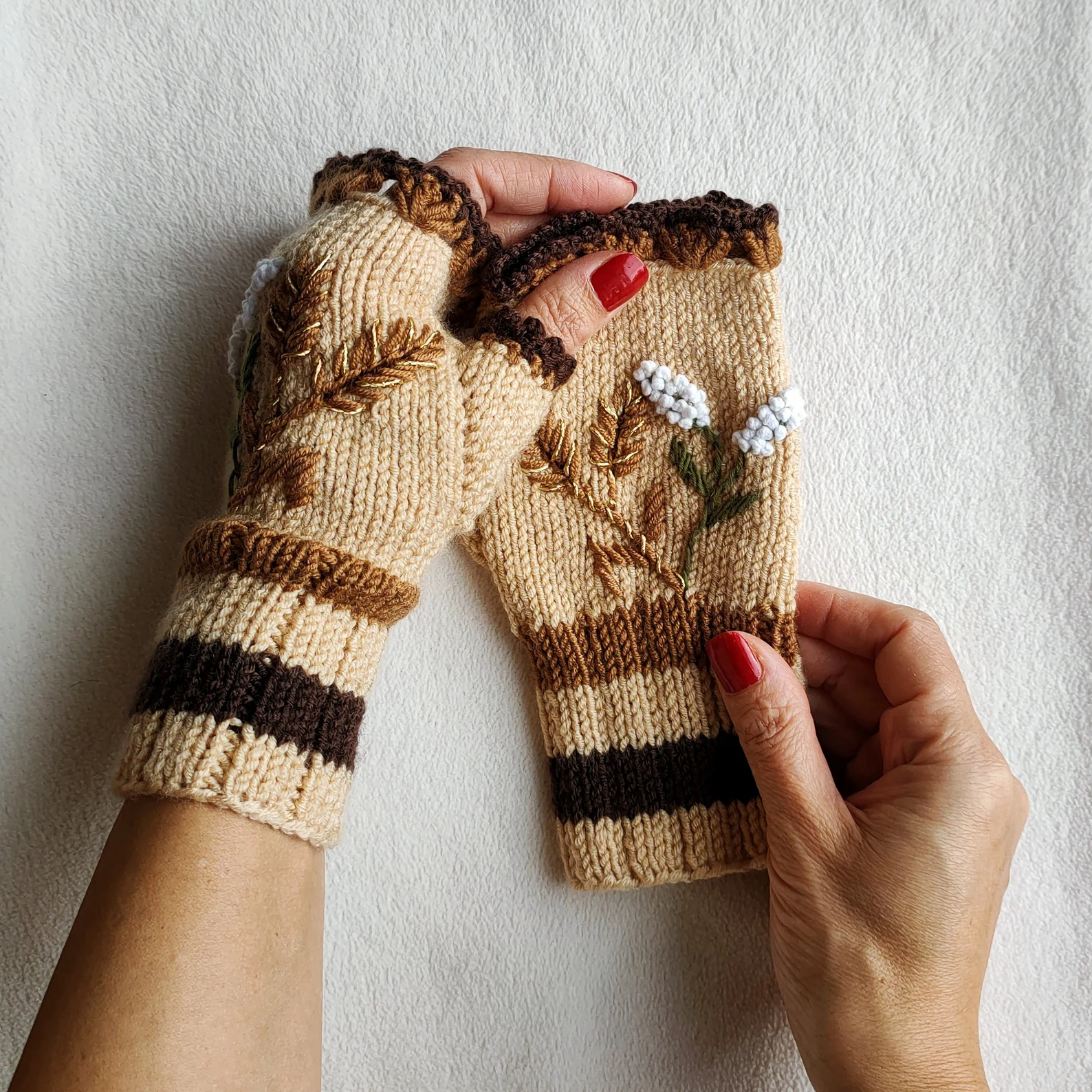 Newdaycraft El Örgüsü Vintage Ilhamli Cicek Ve Basak Nakisli Parmaksiz Eldiven Bej - Krem Newdaycraft El Örgüsü Vintage Ilhamli Cicek Ve Basak Nakisli Parmaksiz Eldiven Bej - Krem