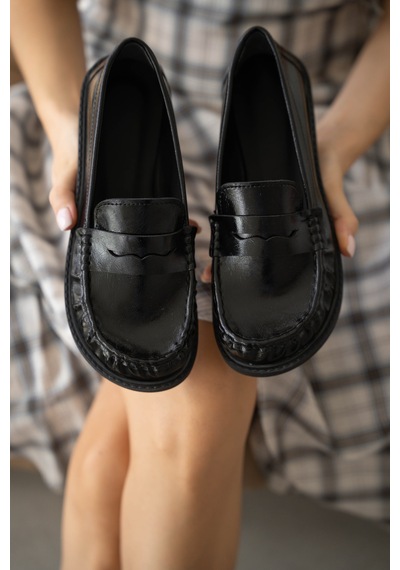 Selin Shoes Livo Kalın Ve Düz Taban Klasik Kadın Ayakkabı- Siyah Rugan
