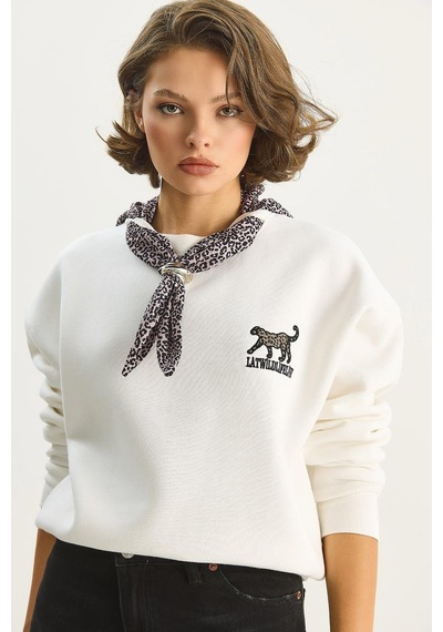 Shade Kadın Fular Detaylı Leopar Nakışlı Üç İplik Şardonlu Oversize Sweatshirt 6917 60283616 - Beyaz Shade Kadın Fular Detaylı Leopar Nakışlı Üç İplik Şardonlu Oversize Sweatshirt 6917 60283616 - Beyaz