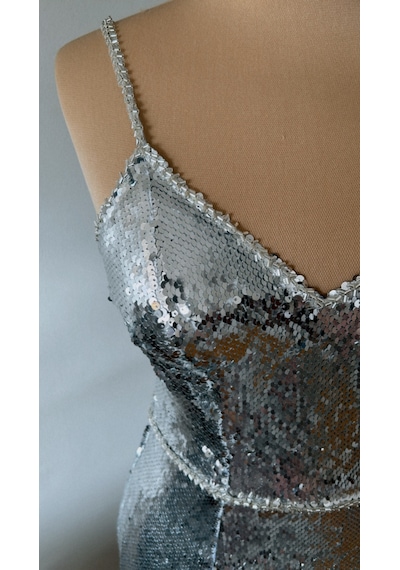 Chica Rosa Fashion Gümüş Pullu Askılı Midi Elbise