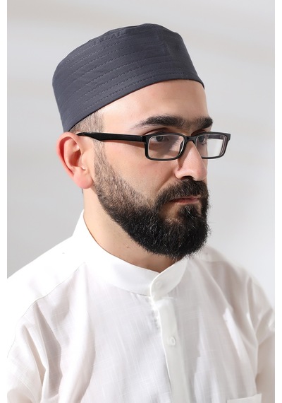 Gri Kapitone Elif Vav Nakışlı Kalıp Namaz Takkesi Gri
