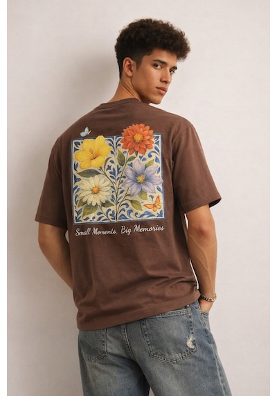 Tarz Cool Erkek Floral Baskılı Tişört Oversize Fit, Sırt Desenli Small Moments Big Memories Kahverengi