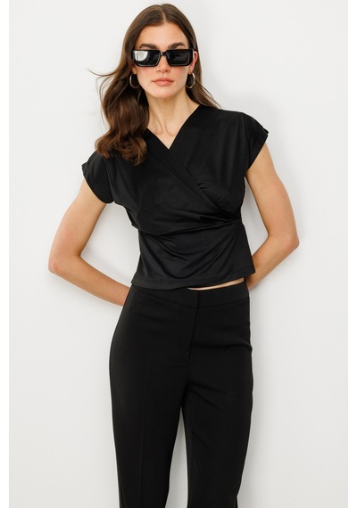 On Minimalist V Yaka Crop Bluz - Kısa Kol - Günlük Siyah