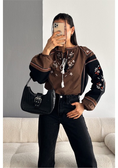 Femelle Kadın Kahverengi Püsküllü Nakış İşlemeli Vintage Bluz