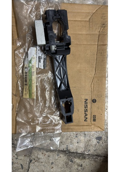 Nissan Navara D40 2005-2013 Sağ Kapı Braketi 80611-eb300 .