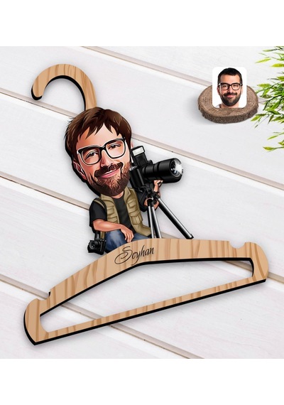 Kişiye Özel Erkek Fotoğrafçı Karikatürlü Standart Boy Ahşap Elbise Askısı-1