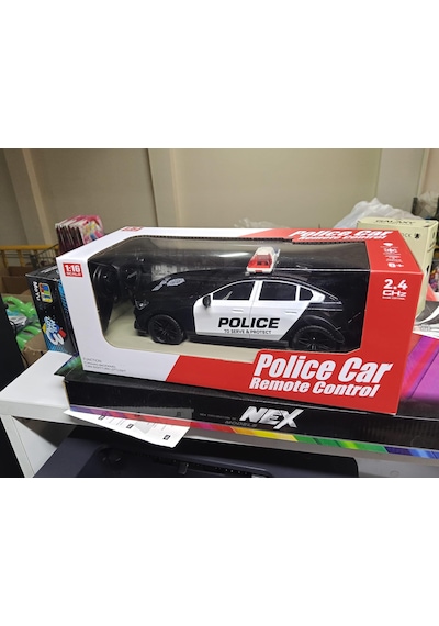 1 / 16 Ölçek Işıklı Uzaktan Kumandalı Polis Arabası 23 Cm Şarjlı Yarış Arabası Çok Renkli