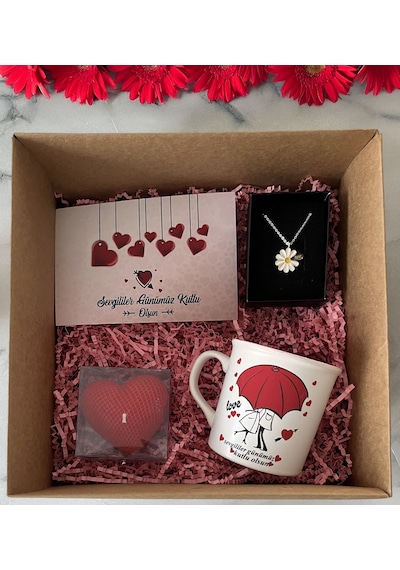 Bk Gift Kişiye Özel Kutlama Kartı & Sevgililer Günü Tasarımlı Kupa & Kalp Mum & Papatya Kolye Hediye Kutulu Set, Sevgiliye Hediye, Yıl Dönümü Hediyesi