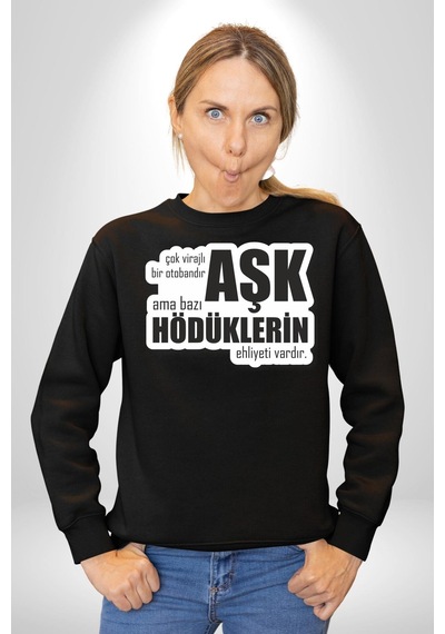 Çok Virajlı Bir Otabandır Aşk, Ama Bazı Hödüklerin Ehliyeti Vardır Yazılı Unisex Siyah Sweatshirt Siyah