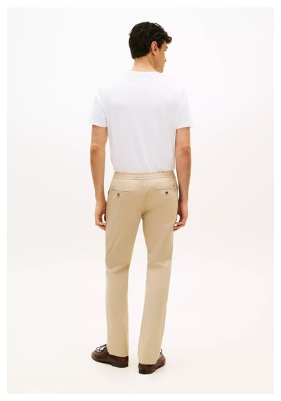 Tommy Hilfiger Erkek Normal Kalıp Pamuklu Beli Lastikli Düz Paça Chino Bej Pantolon-16074 Kahverengi Tommy Hilfiger Erkek Normal Kalıp Pamuklu Beli Lastikli Düz Paça Chino Bej Pantolon-16074 Kahverengi
