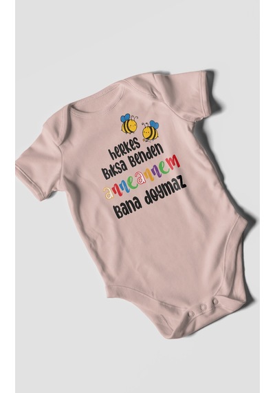 Herkes Bıksa Benden Anneannem Bana Doymaz Baskılı Bebek Zıbını %100 Pamuk Kısa Kol Pastel Pembe