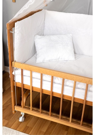 Ahşap Beşik Anne Yanı Beşik Vernikli 60x120 - Beyaz Güpür Uyku Seti + Yatak + Tekerlekli Ahşap Ahşap Beşik Anne Yanı Beşik Vernikli 60x120 - Beyaz Güpür Uyku Seti + Yatak + Tekerlekli Ahşap