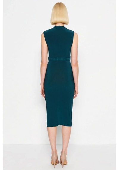 Benerly Kadın Kolsuz Dik Yaka Drape Detaylı Kemerli Midi Bodycon Esnek Ör Zümrüt Yeşili